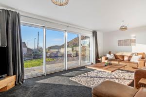 Swn Y Don - Modern Luxury Steps from Newgale Beach Bliss for up to 10 People