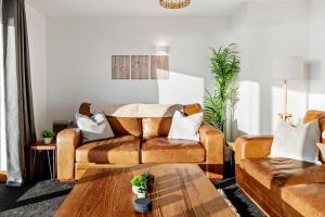 Swn Y Don - Modern Luxury Steps from Newgale Beach Bliss for up to 10 People