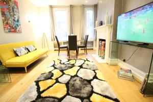 Chelsea charming, spacious 3 double bedroom 2 bath flat on iconic Kings Rd, Chelsea