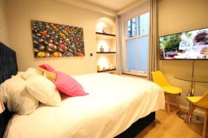 Chelsea charming, spacious 3 double bedroom 2 bath flat on iconic Kings Rd, Chelsea