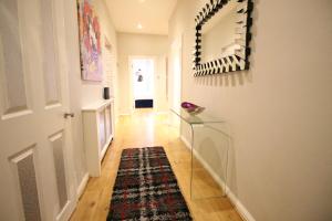 Chelsea charming, spacious 3 double bedroom 2 bath flat on iconic Kings Rd, Chelsea