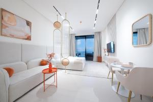 Luxury Trillionaire Studio with Jacuzzi and Canal Views in Business Bay