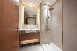 Luxury Trillionaire Studio with Jacuzzi and Canal Views in Business Bay