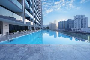 Luxury Trillionaire Studio with Jacuzzi and Canal Views in Business Bay