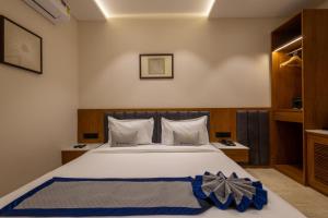 Pravasa Stay, Bapat Square