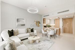 High-Floor 1BR Facing the Marina and City, Minutes from Marina Beach with Easy Access to Marine Transport, LIV Marina, Dubai Marina by Deluxe Holiday Homes