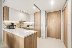 High-Floor 1BR Facing the Marina and City, Minutes from Marina Beach with Easy Access to Marine Transport, LIV Marina, Dubai Marina by Deluxe Holiday Homes