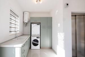 Elegant 3-Bed House w Jacuzzi, Sea Views & Lift