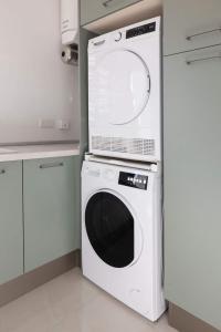 Elegant 3-Bed House w Jacuzzi, Sea Views & Lift