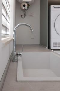 Elegant 3-Bed House w Jacuzzi, Sea Views & Lift