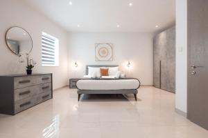 Elegant 3-Bed House w Jacuzzi, Sea Views & Lift