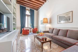 Ca' Romantica terrace with Balcony and side Canal view