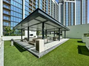 Spacious apartment with Burj Khalifa view close to Dubai mall!