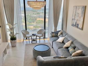 Spacious apartment with Burj Khalifa view close to Dubai mall!