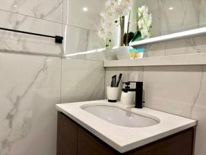 Spacious apartment with Burj Khalifa view close to Dubai mall!