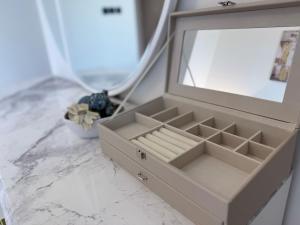 Spacious apartment with Burj Khalifa view close to Dubai mall!