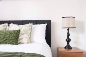 Spacious 3-Bedroom Royal Docks House with Fast Wi-Fi & Easy Access to ExCeL and Canary Wharf , Sleeps 6, Long stay deals for business and family deals!