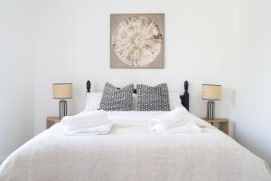 Spacious 3-Bedroom Royal Docks House with Fast Wi-Fi & Easy Access to ExCeL and Canary Wharf , Sleeps 6, Long stay deals for business and family deals!