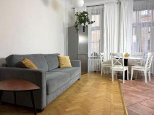 Spacious Apartment in Art Nouveau District Free Parking