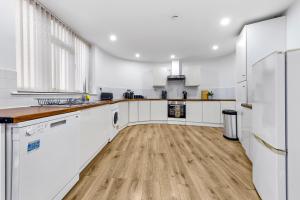 Bright 4BR Architectural Property With Games Room, Parking &Ideal For Workers Groups And Contractors