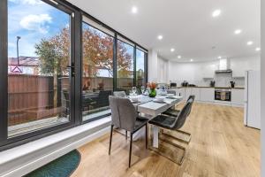 Modern 4BR Designer Home Near London Families & Groups Welcome Games Room, Private Backyard & Parking