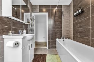 Bright 4BR Architectural Property With Games Room, Parking &Ideal For Workers Groups And Contractors