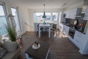 Schwimmendes Ferienhaus Antares One by Seeblick Ferien ORO, rundum Wasser, Sauna