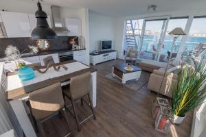 Schwimmendes Ferienhaus Antares One by Seeblick Ferien ORO, rundum Wasser, Sauna