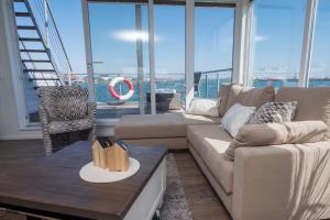 Schwimmendes Ferienhaus Antares One by Seeblick Ferien ORO, rundum Wasser, Sauna