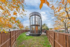 Modern 4BR Designer Home Near London Families & Groups Welcome Games Room, Private Backyard & Parking