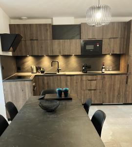 Le Vieux Bourg Apartment 2, Stylish 2 bedroom Apt, Cycle & Ski Holidays