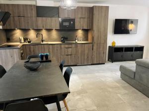 Le Vieux Bourg Apartment 2, Stylish 2 bedroom Apt, Cycle & Ski Holidays