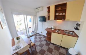 Beach Front Apartment In Turanj With Wifi