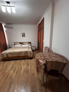 Студия с балконами на море и горы