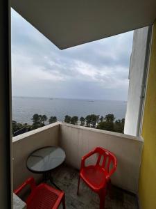 Студия с балконами на море и горы