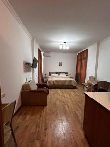 Студия с балконами на море и горы