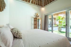 New 5 bedroom Villa close to Seminyak eat street