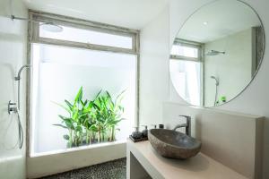 New 5 bedroom Villa close to Seminyak eat street