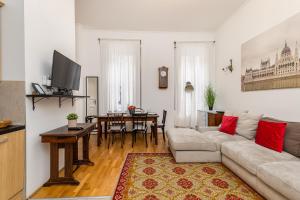 Central Budapest Apartment in Historical Building With Free Private Parking