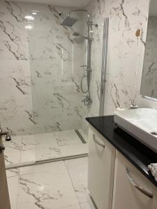 Detached 800 square meter villa with forest view in the city