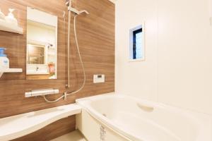 Tenjinbashi-suji Shopping Street Guesthouse Entire House Direct train access to 道頓堀 黒門市場 USJ Kansai International Airport