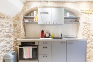 Authentic Townhouse Steps from the Beach & Market