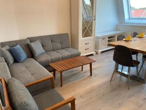 Alt-Berliner Schwanenhof Ferienwohnung DG links
