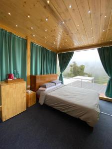 COTTAGES BY THE CREEK.