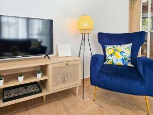 Luxury 1BR Apt with Pool Views and Private Patio - Aphrodites Pearl II