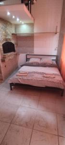 Small Apartment private bathroom ,strong internet