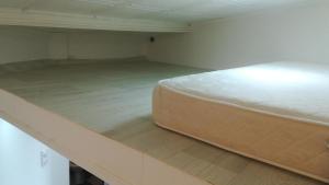 Small Apartment private bathroom ,strong internet
