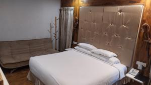 COTTAGES BY THE CREEK.