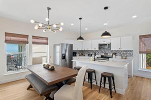 Coastal Retreat, Private Pool & Rooftop Gulf Views