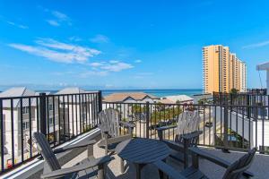 Coastal Retreat, Private Pool & Rooftop Gulf Views